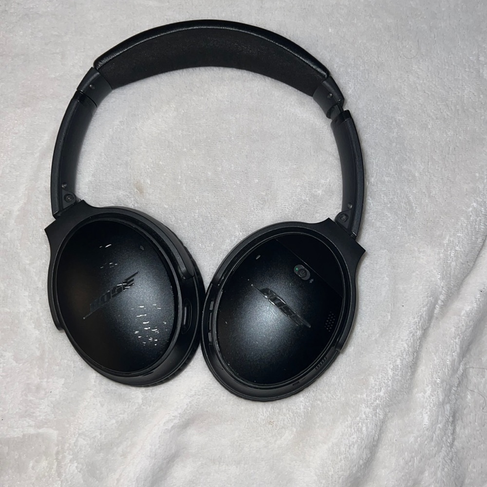 Bose quiet comfort 35 ii, case and aux and charging cords